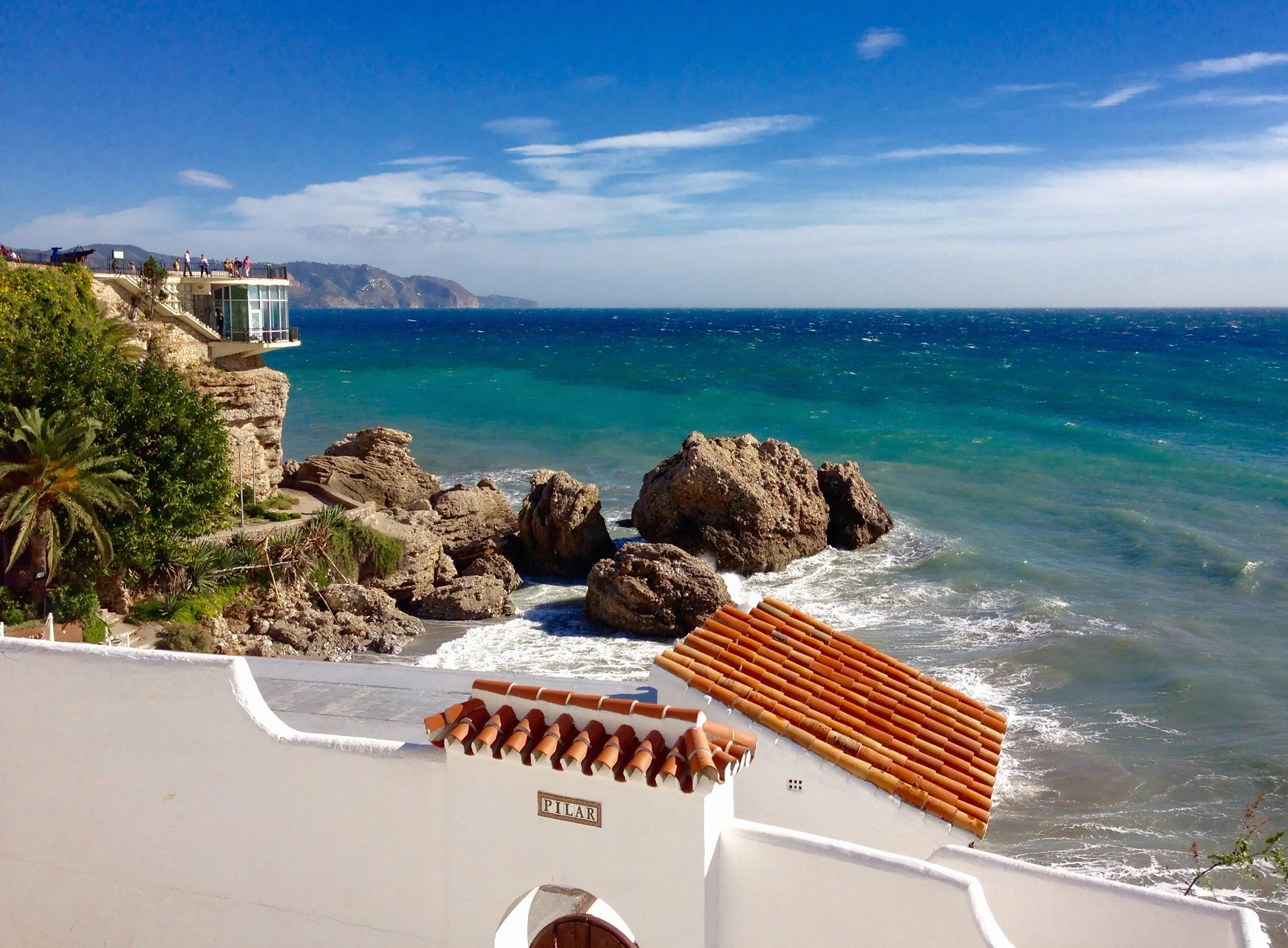 Casa blanca con tejado de terracota y vistas a la playa y al mar